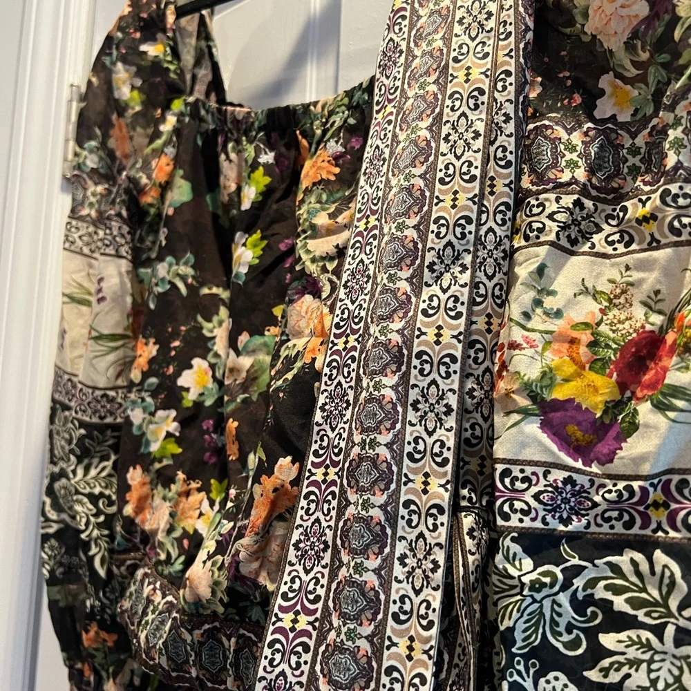 ALICE + OLIVIA
Clarabelle Balloon Sleeve Top - Picture 2 of 3